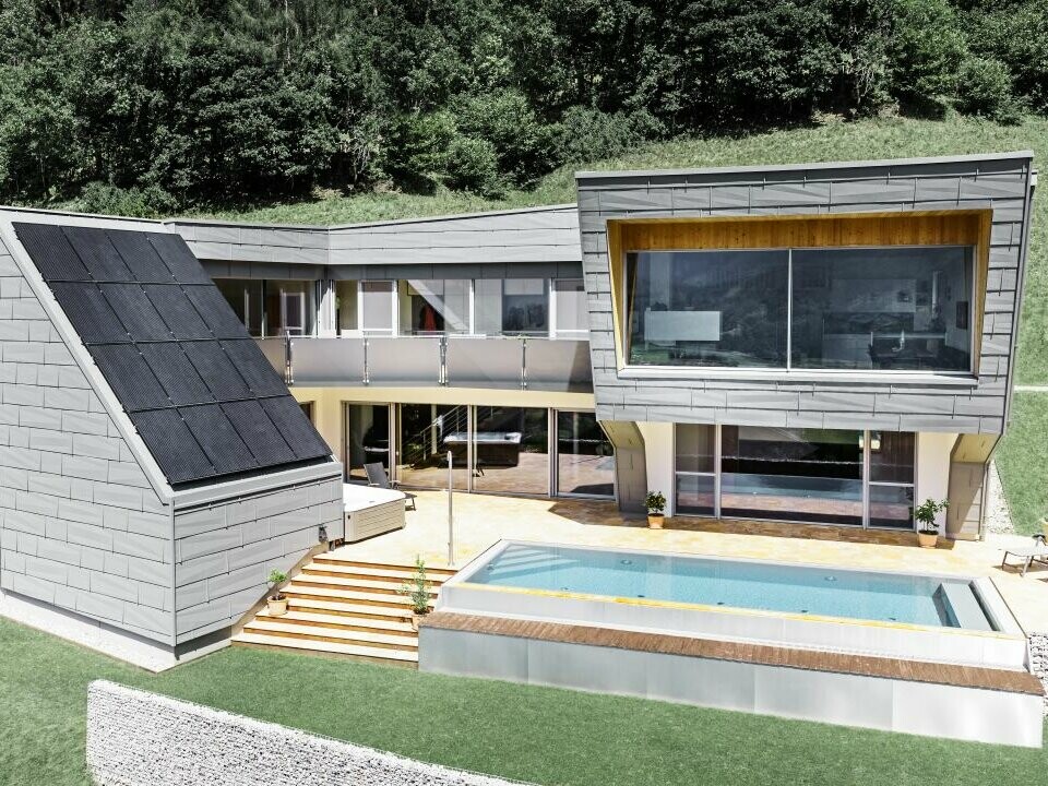 Una casa monofamiliare fuori dal comune, con piscina e impianto fotovoltaico, rivestita con il pannello FX.12 per tetto e facciata