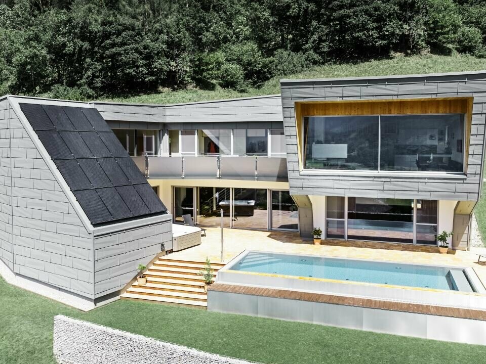 Una casa monofamiliare fuori dal comune, con piscina e impianto fotovoltaico, rivestita con il pannello FX.12 per tetto e facciata