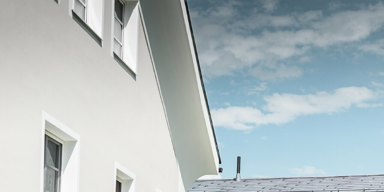 Sur le bâtiment d’habitation de Mieming, toute la partie haute a été habillée avec le panneau de façade FX.12 PREFA couleur gris pierre.