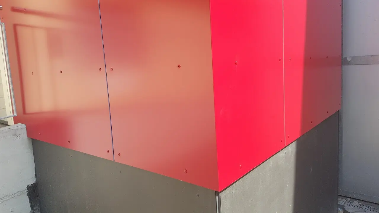 Rubinrote Verbundplatten am Lift