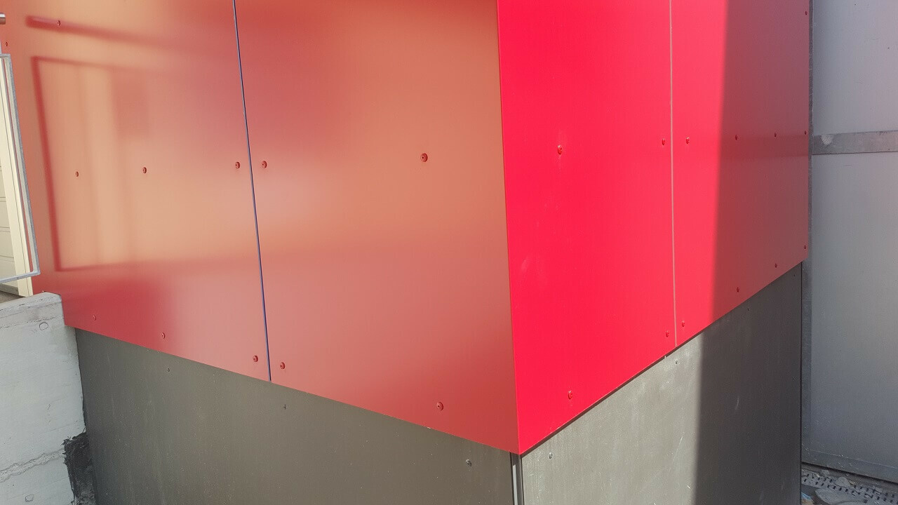 Rubinrote Verbundplatten am Lift
