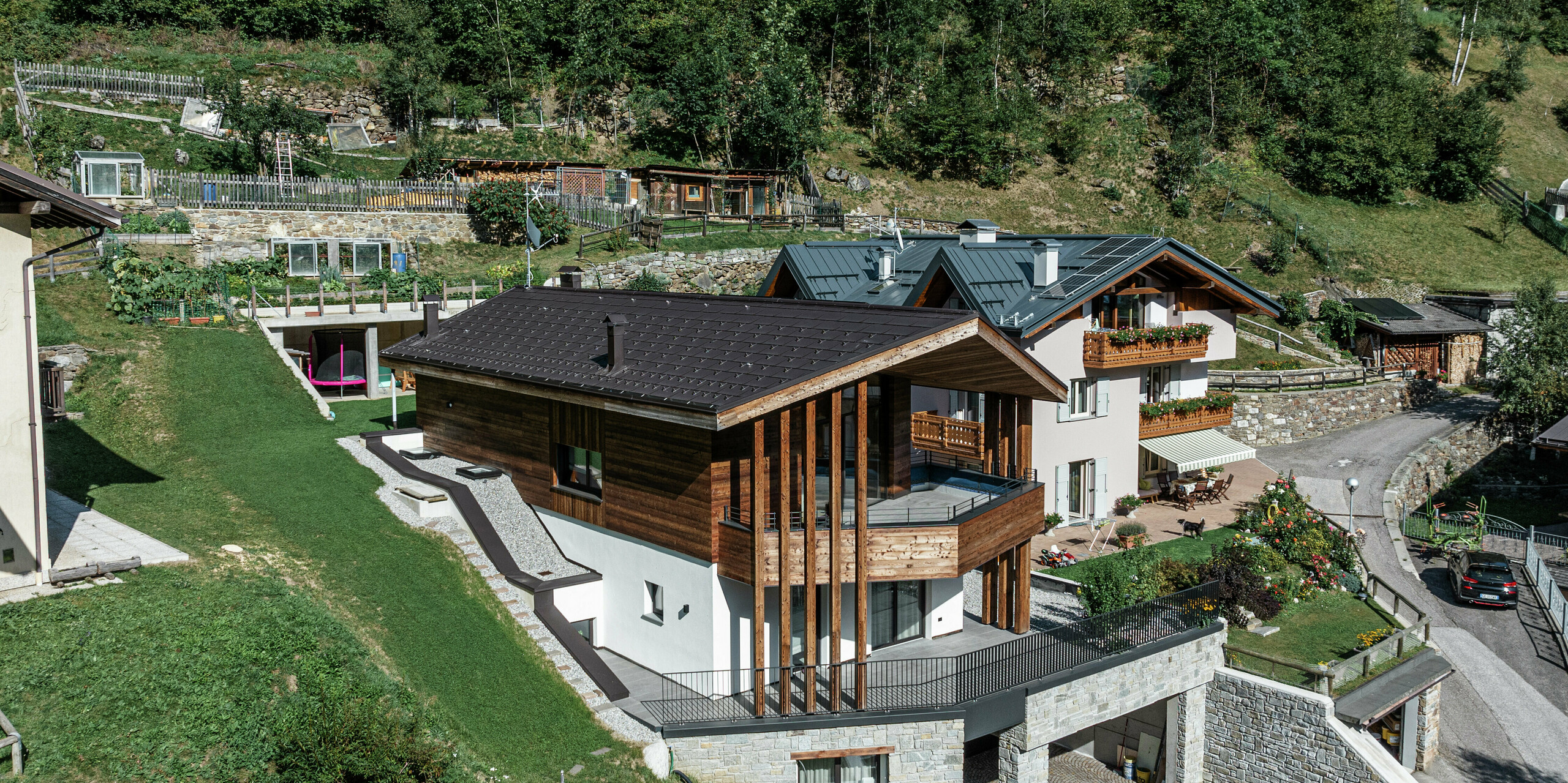 La façade de la maison de montagne moderne à Cogolo, Val di Sol, impressionne par sa combinaison d'architecture en bois et de toit en aluminium PREFA durable avec revêtement P.10 brun de haute qualité. Le R.16 en aluminium de haute qualité offre une protection fiable contre les conditions météorologiques extrêmes et s'intègre harmonieusement dans l'environnement alpin. Une solution durable, élégante et nécessitant peu d'entretien pour les régions montagneuses exigeantes.