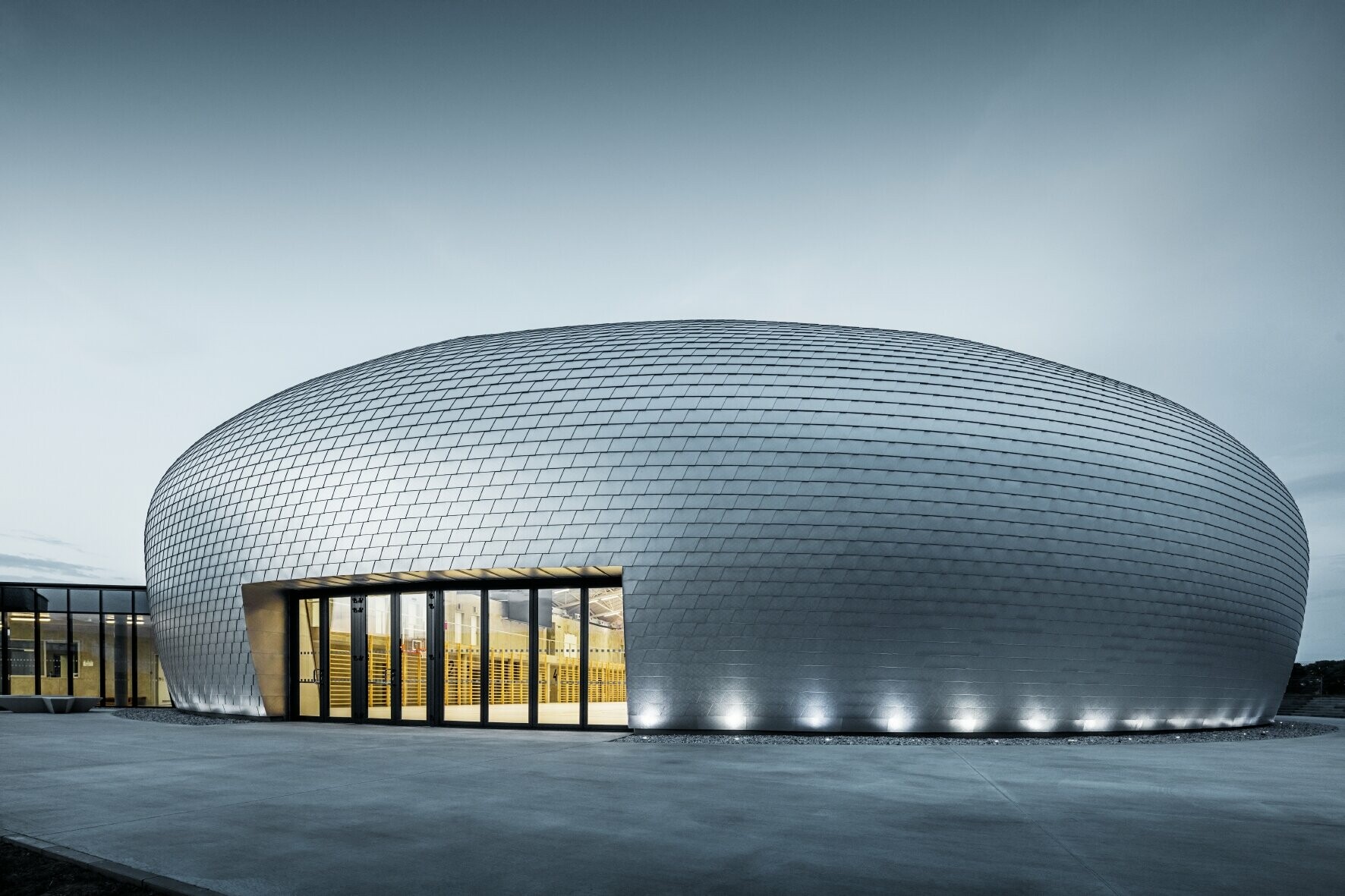 La forme de la salle de sport en République tchèque ressemble à un OVNI - 20 000 bardeaux PREFA aluminium naturel ont été posés