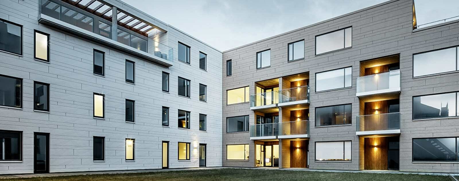 [Translate to français:] Das Gebäude des isländischen Architekten Tryggvi Tryggvason steht in enger Verbindung mit der Natur: die Fassade ist mit Schindeln, Rauten und Siding.X in den Farben Weiß, Sandbraun und Anthrazit verkleidet 