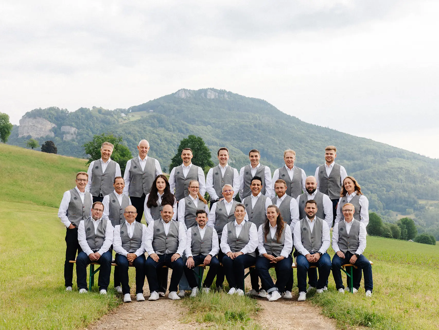 PREFA Mitarbeiter aus der Schweiz im Grünen.
