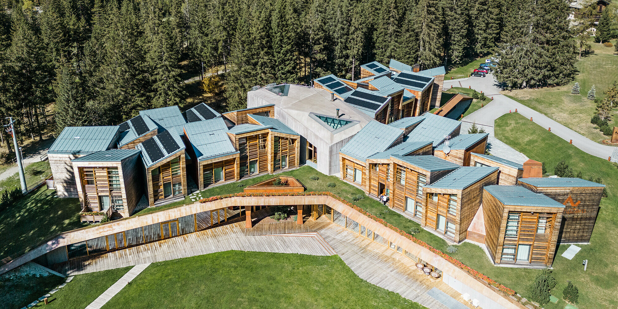 Das CampZero Resort samt der umliegenden natürlichen Umgebung aus der Vogelperspektive.