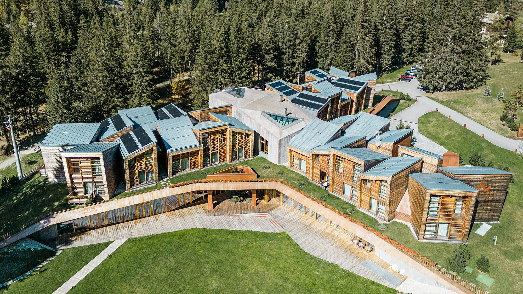 Il CampZero Resort insieme all’ambiente naturale circostante visti a volo d’uccello.