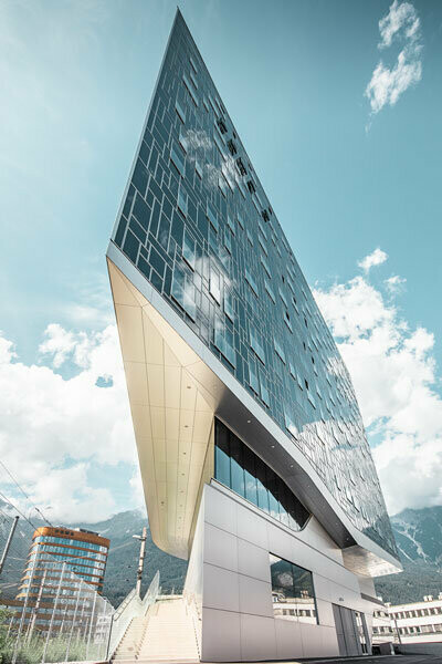La torre PEMA 2 a Innsbruck è un complesso costituito da appartamenti, biblioteca pubblica e uffici pubblici rivestiti in parte con PREFA pannello compisito in alluminio spazzolato