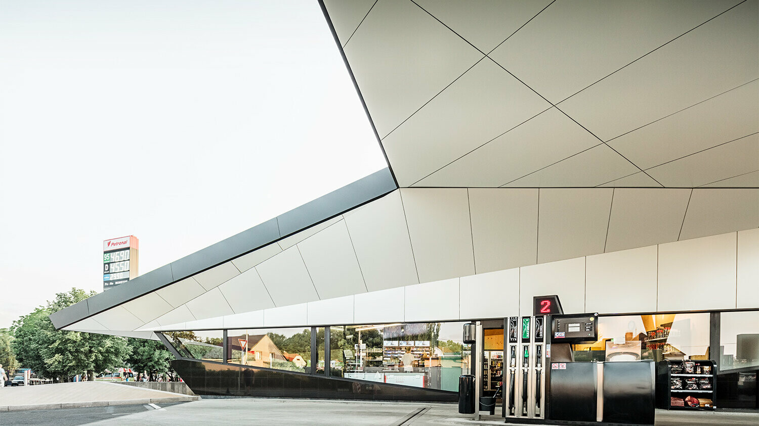 Das Dach der Tankstelle von unten: Die Dreiecke und Trapeze verleihen ihm eine ungewöhnliche Struktur.