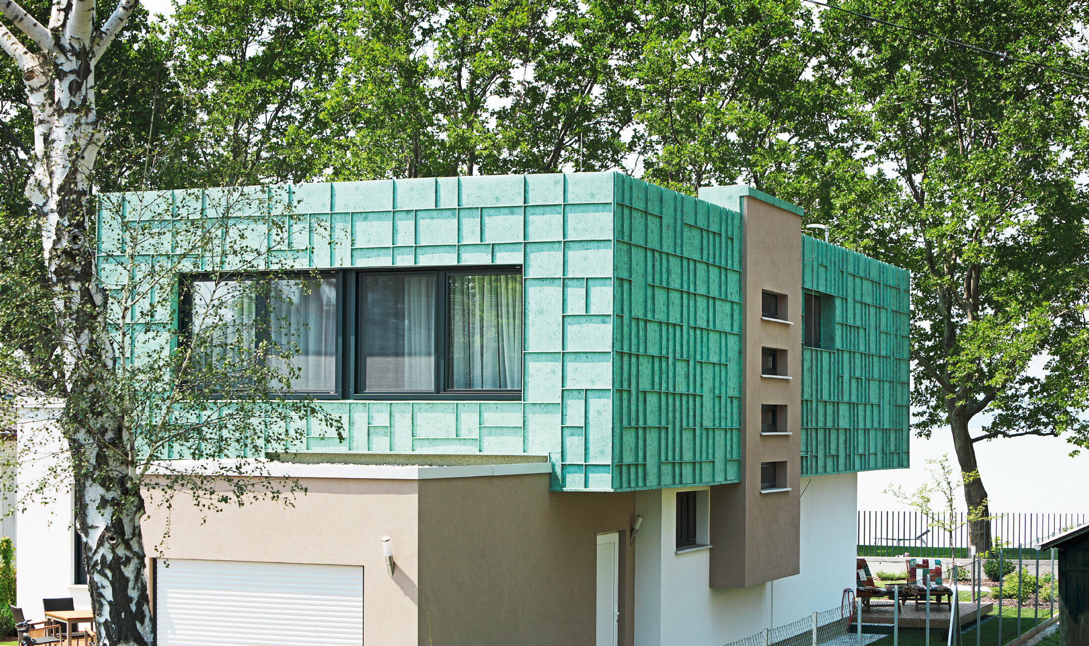 Casa unifamiliare moderna con facciata a prova di tempesta rivestita con PREFALZ di colore P.10 patina verde.