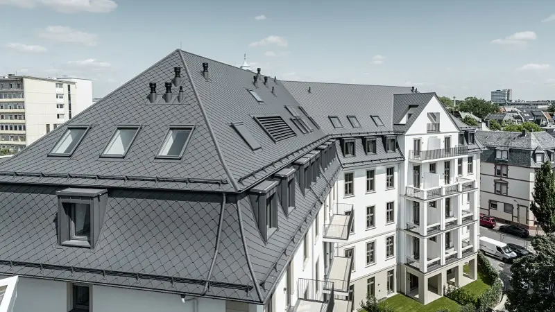 Ein altes Krankenhaus renoviert zu Mehrfamilienhäusern und gedeckt in PREFALZ und Raute 29x29.