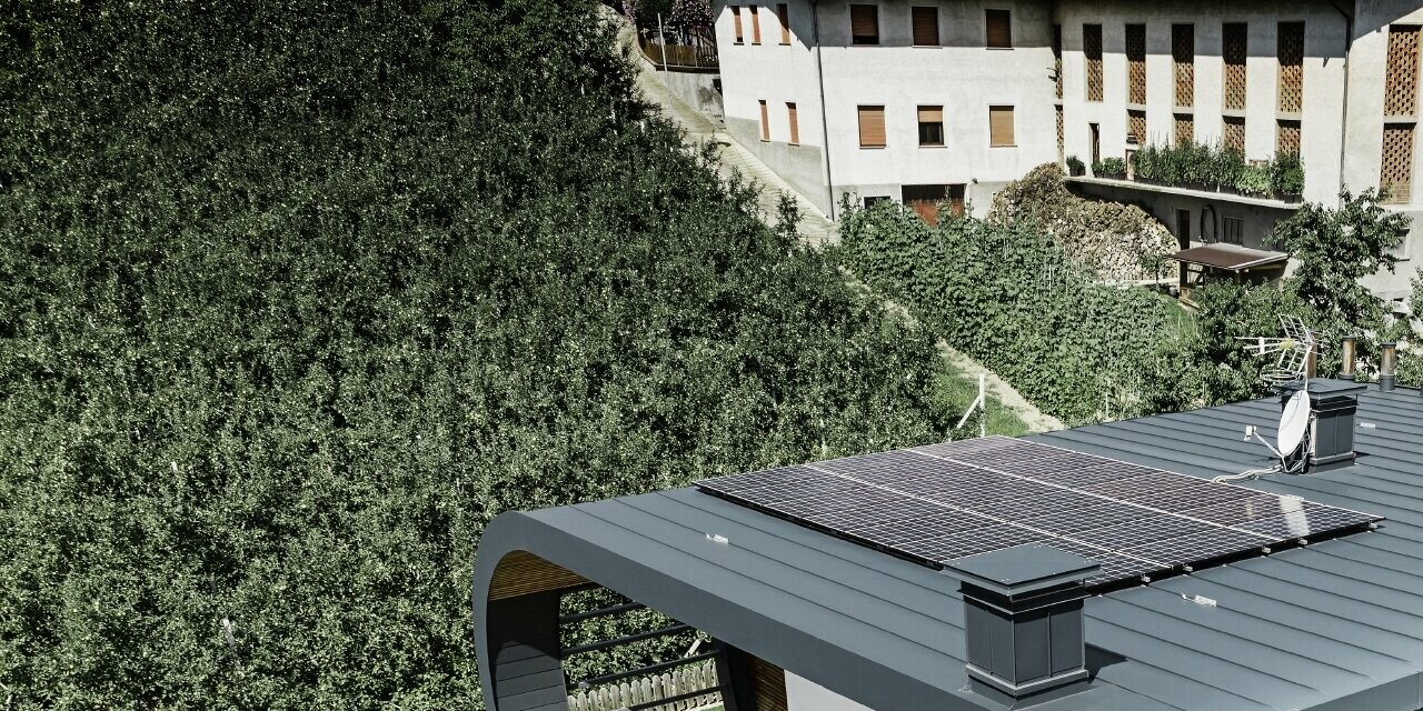 Vue aérienne de la Casa Giovannini en Italie avec sa façade arrondie en Prefalz en P.10 anthracite.