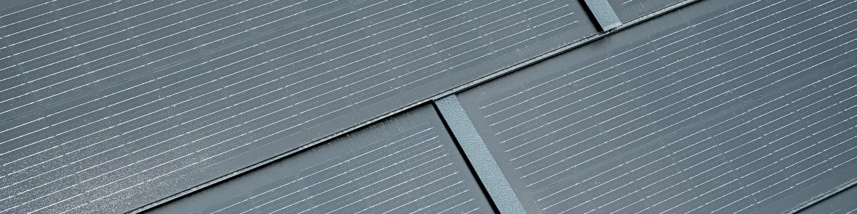 Dettaglio della tegola fotovoltaica piccola posata. La tegola fotovoltaica piccola nel colore P.10 antracite é stata combinata alla tegola R.16.