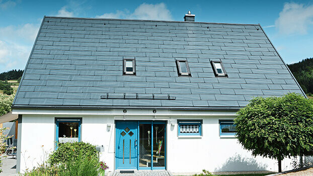 Dachsanierung mit dem PREFA Dachpaneel FX.12 Dachsanierung mit dem PREFA Dachpaneel FX.12 in Steingrau.