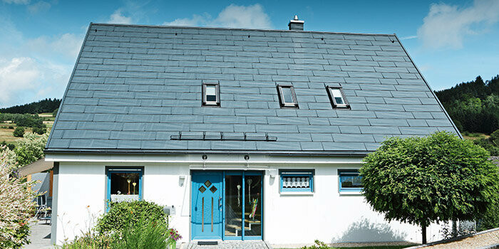 Ristrutturazione del tetto con pannelli FX.12 PREFA colore grigio pietra.