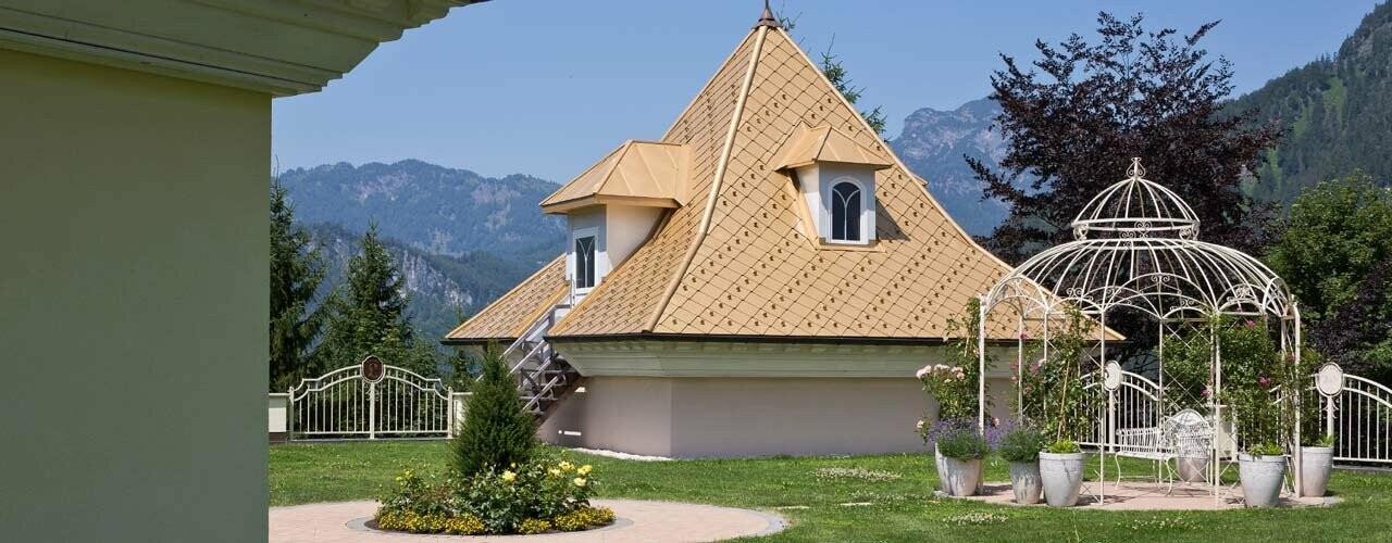 Piccolo tetto con scaglie a rombi 29 × 29 PREFA nel colore speciale mayagold