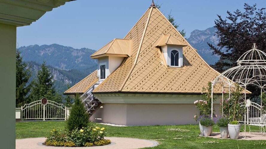 Kleines Dach mit Dachrauten 29 × 29 von PREFA in der Sonderfarbe Mayagold