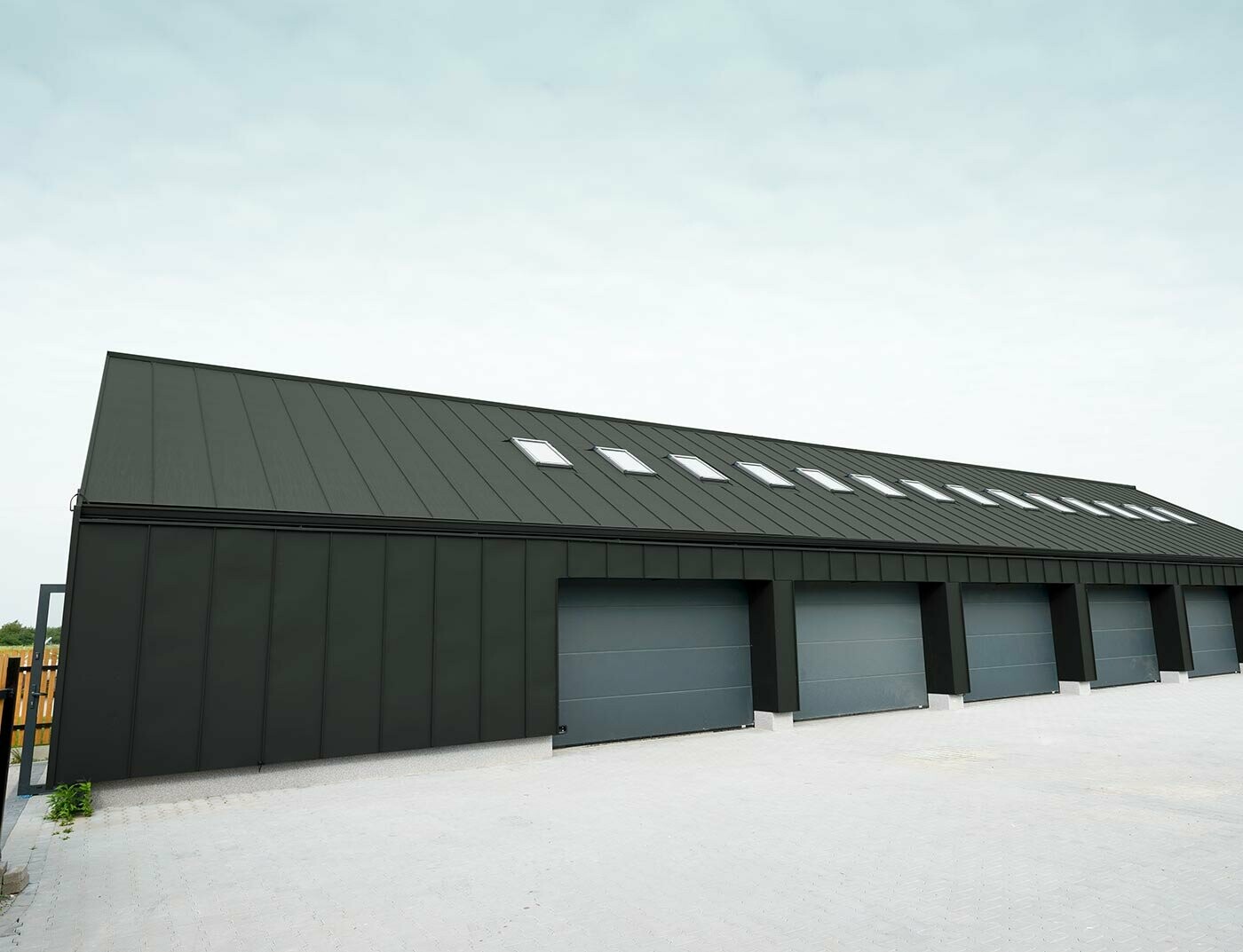 Hangar avec toit en joint debout et façade en  Prefalz PREFA en gris foncé