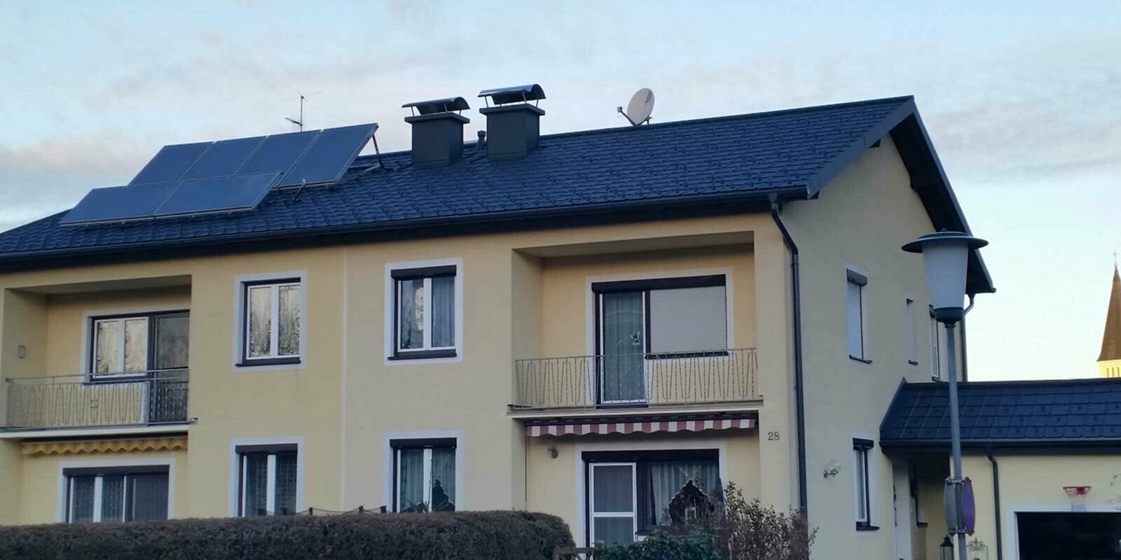 Maison après la rénovation de toiture à l’aide de Prefalz et de tuiles PREFA, en Autriche