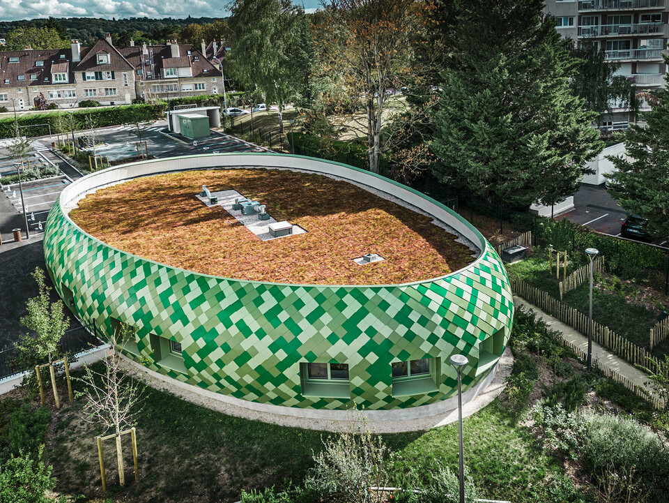 Das elliptische medizintherapeutische Zentrum in Marly-le-Roi und die umliegende Parkanlage aus der seitlichen Vogelperspektive.