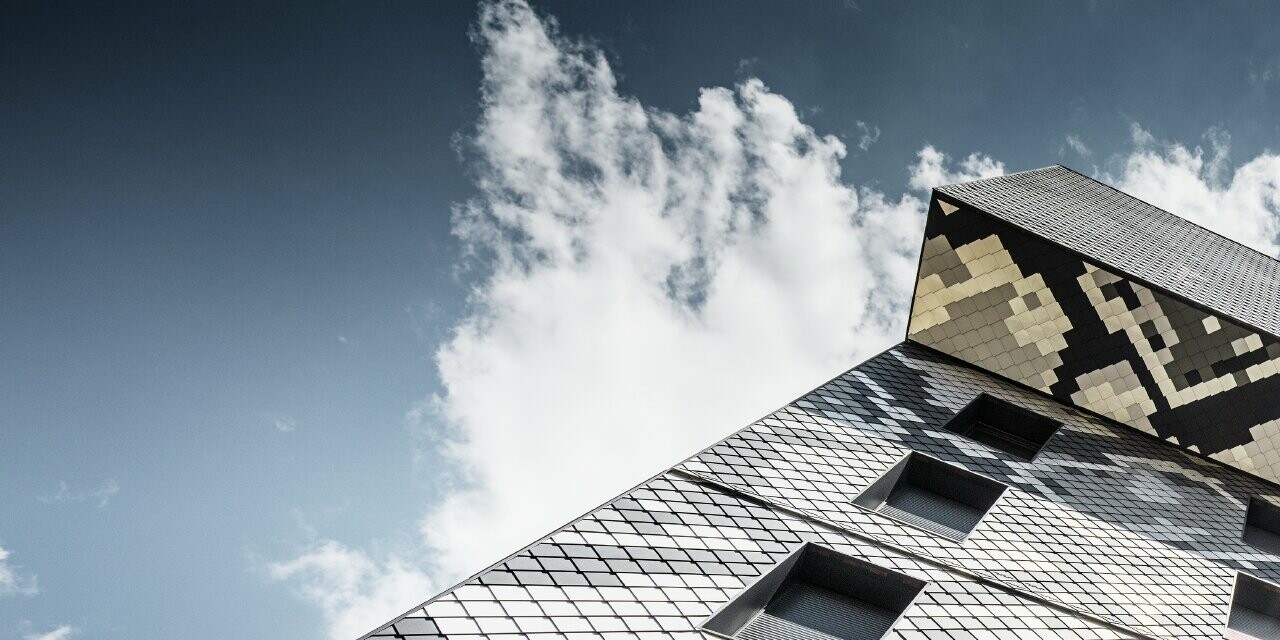 Bâtiment d’habitation à Grenoble avec le losange de façade 20 x 20 PREFA dans 4 couleurs ; la conception de façade donne un motif serpent intéressant.