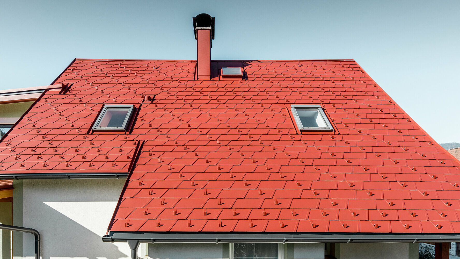 Copertura del tetto con scandole DS.19 PREFA in P.10 rosso ossido