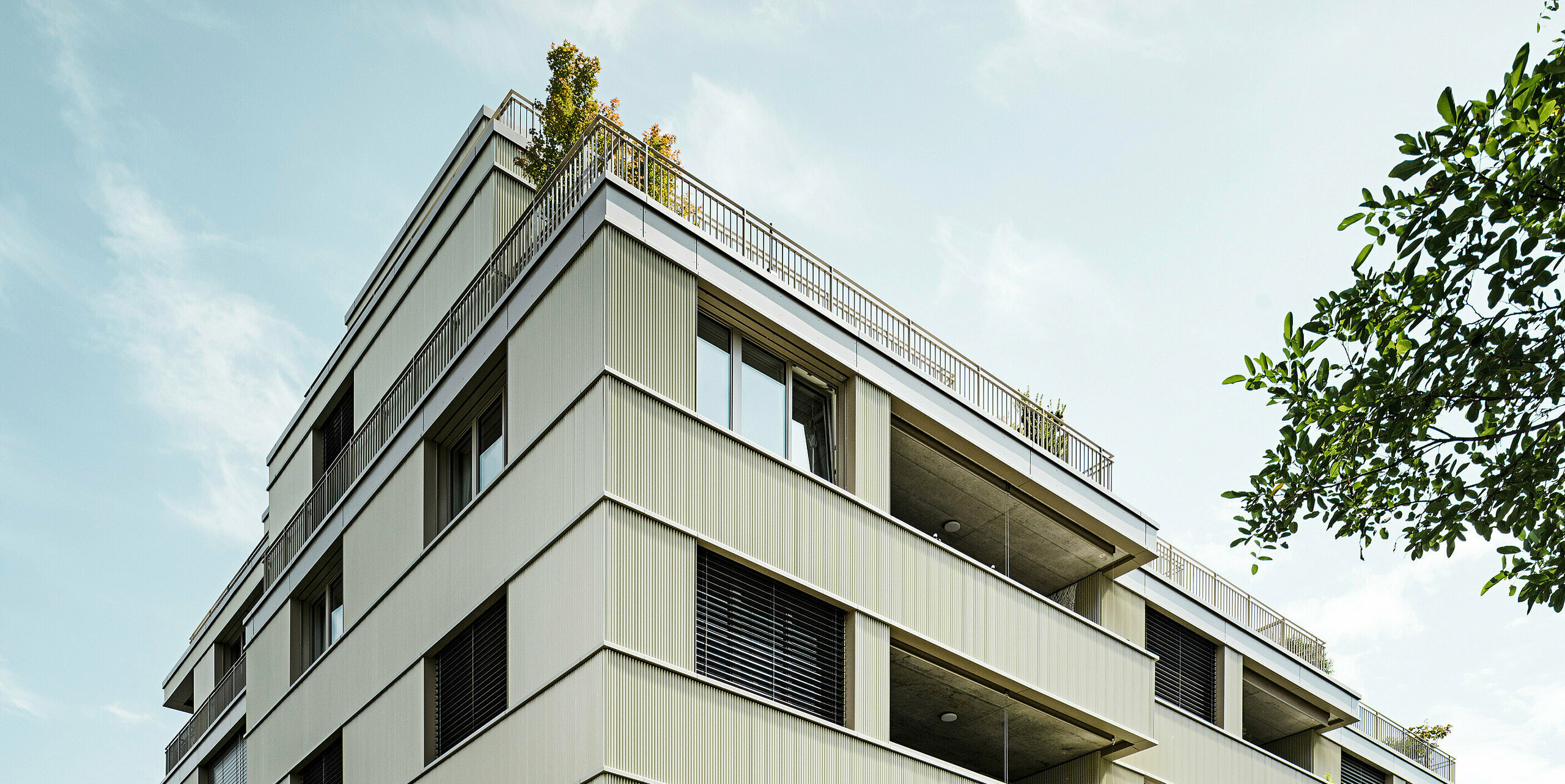 Le bâtiment résidentiel moderne "Stetterhaus" à Altstetten, Zurich, est entouré d'une façade unique - le profil dentelé PREFA dans la couleur métallique perle spéciale.