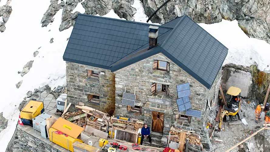 Refuge de montagne situé à plus de 3 000 mètres d’altitude et couvert de tuiles PREFA robustes et légères couleur P.10 anthracite