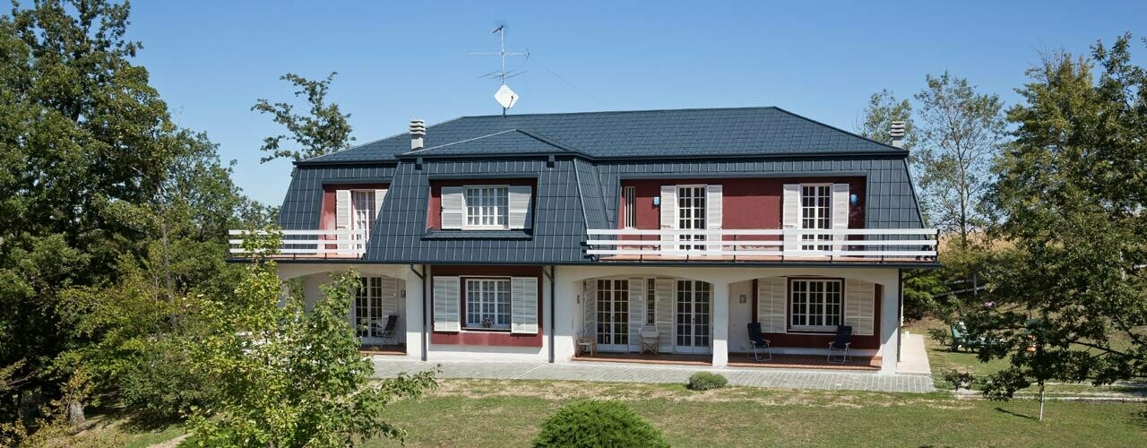 Des tuiles PREFA couleur anthracite en aluminium ornent le toit de cette villa en Italie