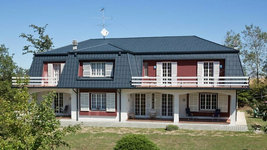 Le tegole PREFA in alluminio color antracite ornano il tetto di questa villa in Italia