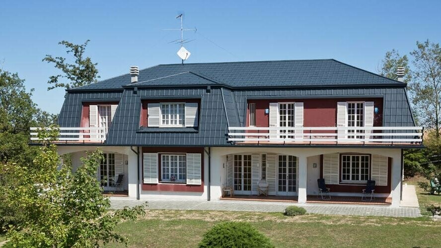 Le tegole PREFA in alluminio color antracite ornano il tetto di questa villa in Italia