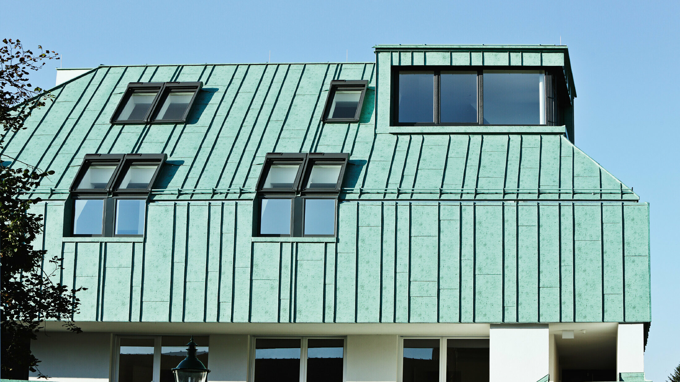 Conception de toit et de façade avec PREFALZ couleur vert-de-gris de PREFA, avec différentes largeurs de bac