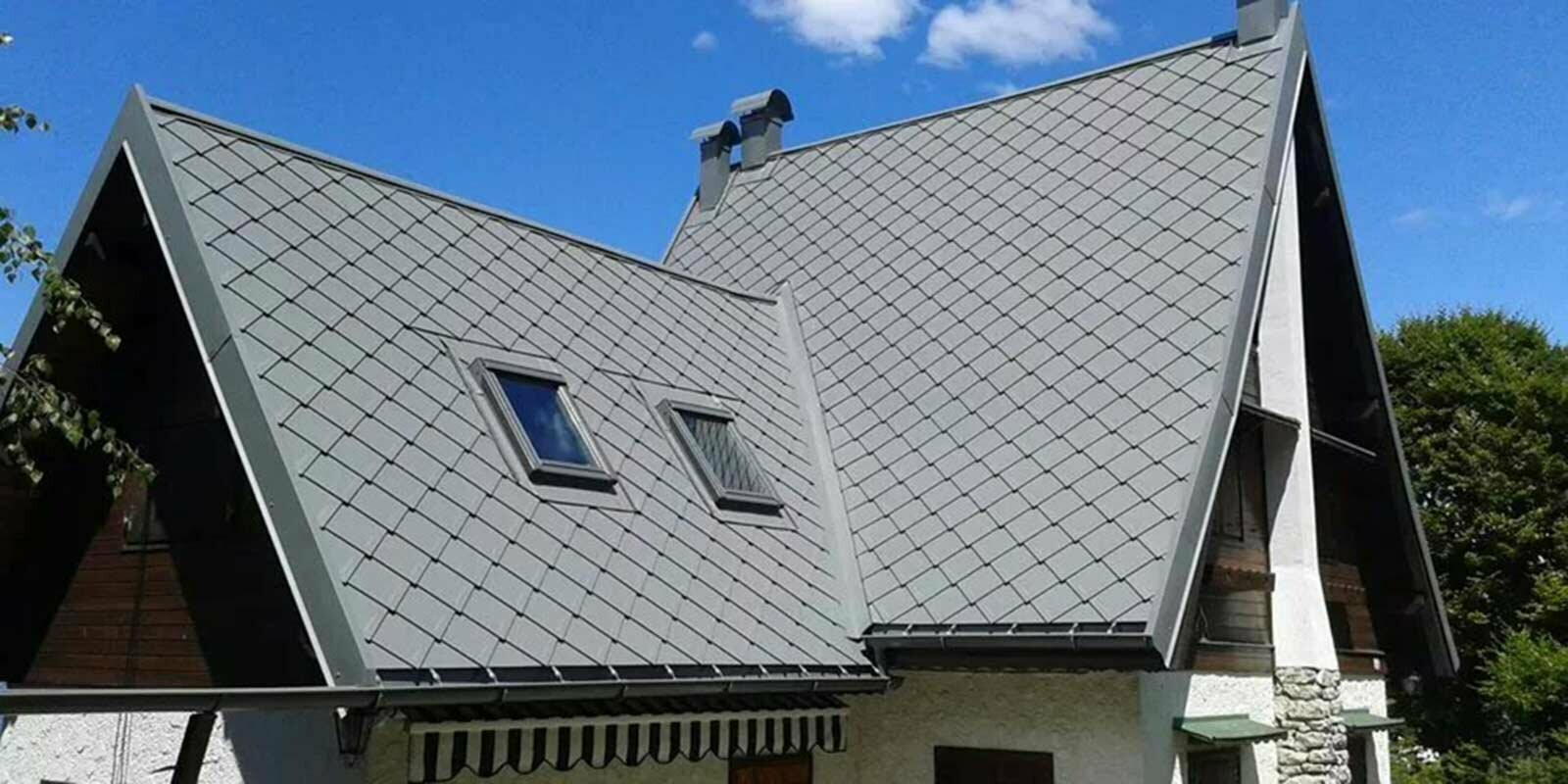 Rénovation de toiture à l’aide de losanges de toiture PREFA, encadrement des fenêtres de toit inclus