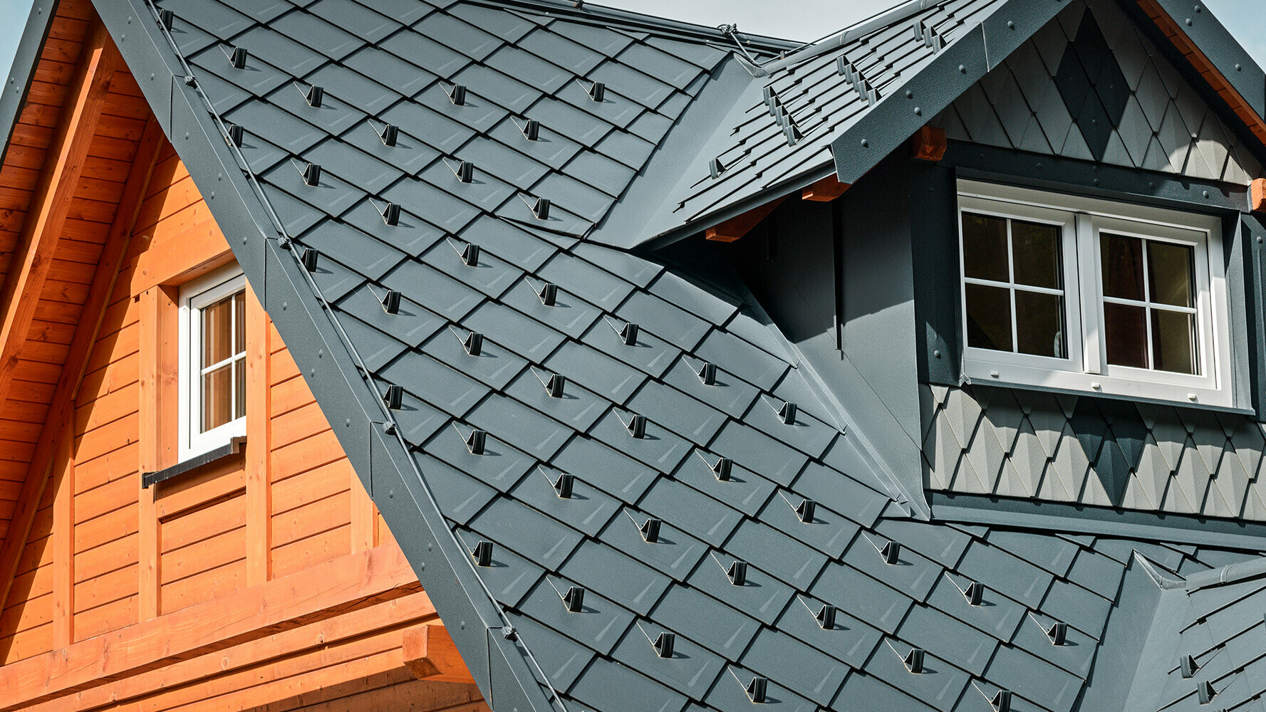 Maison de retraite en République tchèque avec couverture en losanges de toiture 29 x 29 et PREFALZ en P.10 anthracite