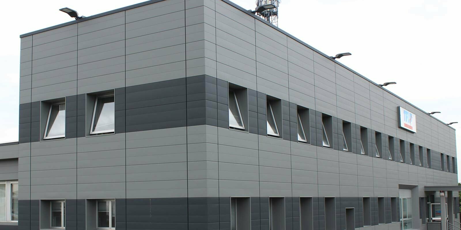 Rénovation de la façade d’un bâtiment industriel à l’aide de Sidings PREFA de différentes couleurs