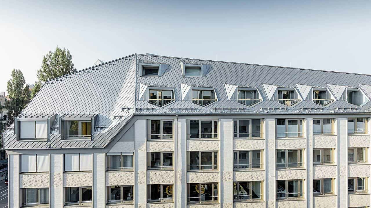 Großflächiges Dachsystem in der Münchner Leopoldstraße. 