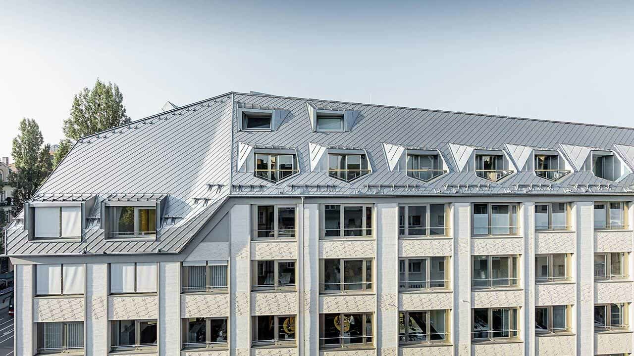 Großflächiges Dachsystem in der Münchner Leopoldstraße.