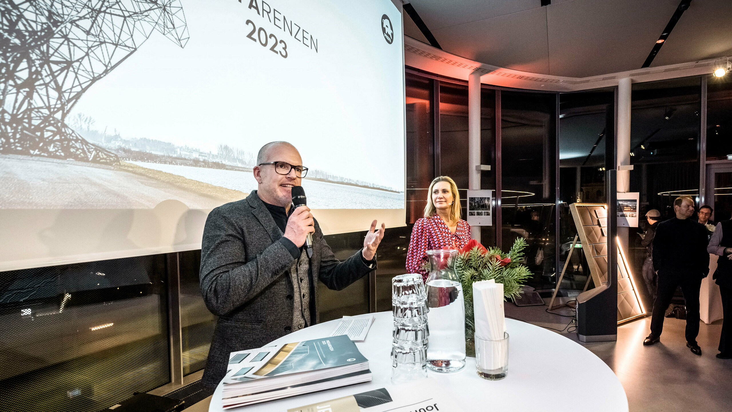 Jürgen Jungmair et les présentatrice Angelika Niedetzky pendant la soirée des PREFARENZEN 2023.