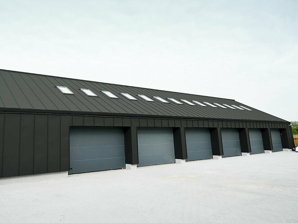 Dachverkleidung und Fassadenbekleidung mit PREFA Prefalz in der neuen Farbe P.10 Dunkelgrau