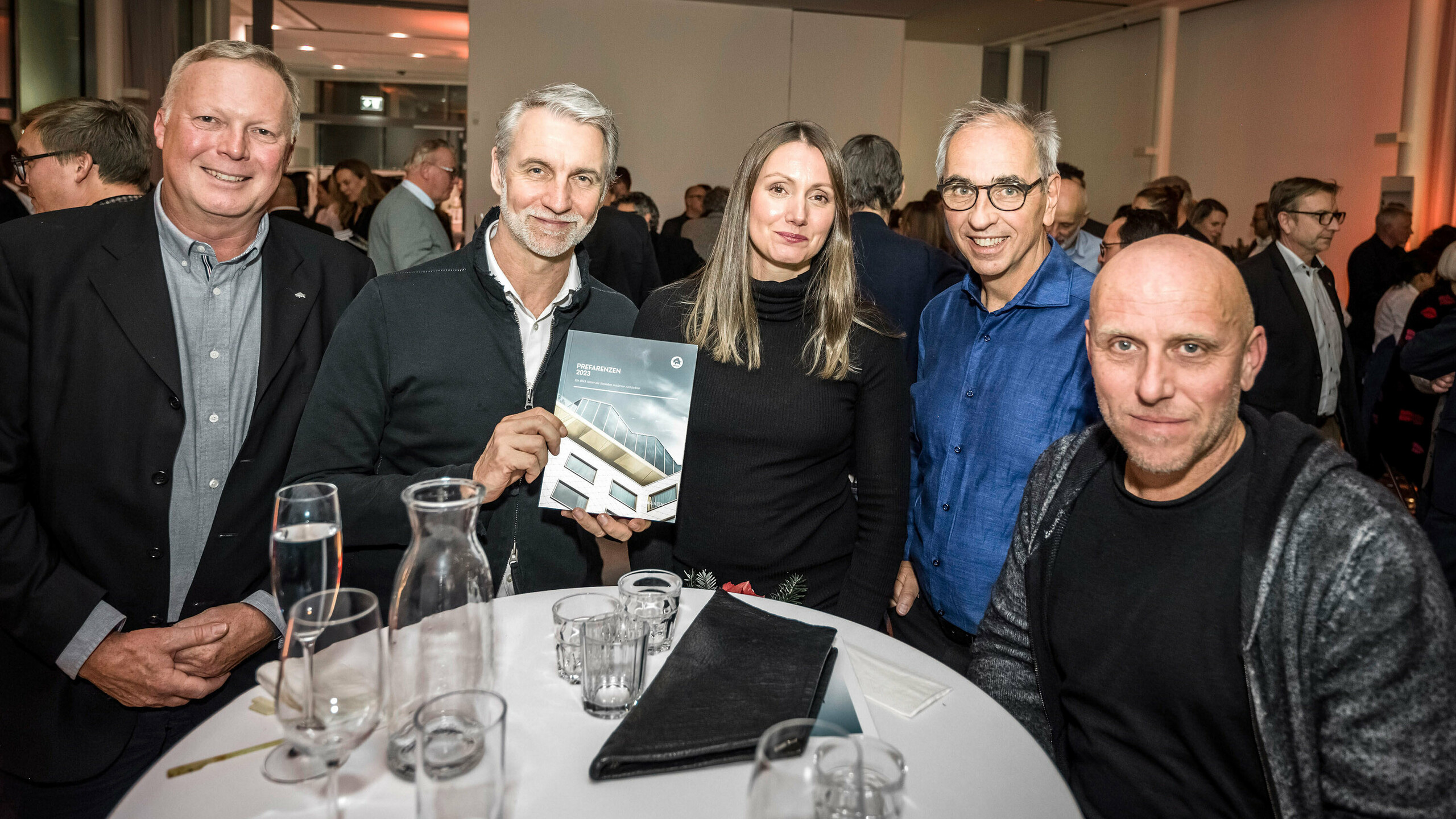 Gerald Krebs, l'architecte Oliver Kupfner avec le livre en main, Anastasija Lesjak, Wolfgang Croce, Martin Lesjak.