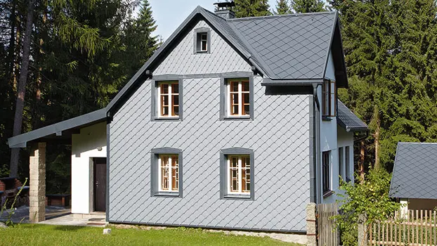 Einfamilienhaus mit dem PREFA Komplettsystem; Die Fassade ist mit der PREFA Wandraute 29 in Hellgrau eingedeckt.