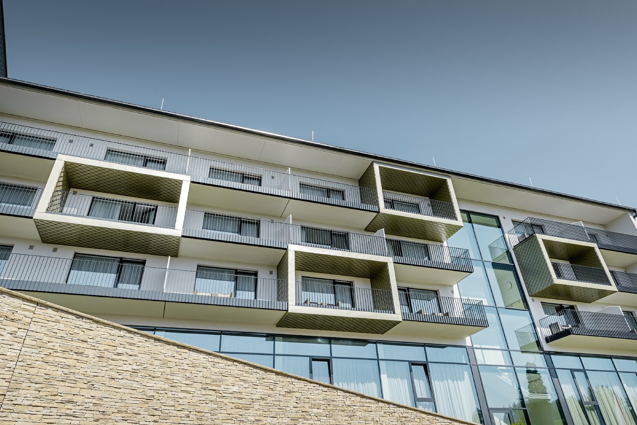 Rivestimento del balcone dell'Hotel Edita in Scheidegg con la losanga PREFA in bronzo luce