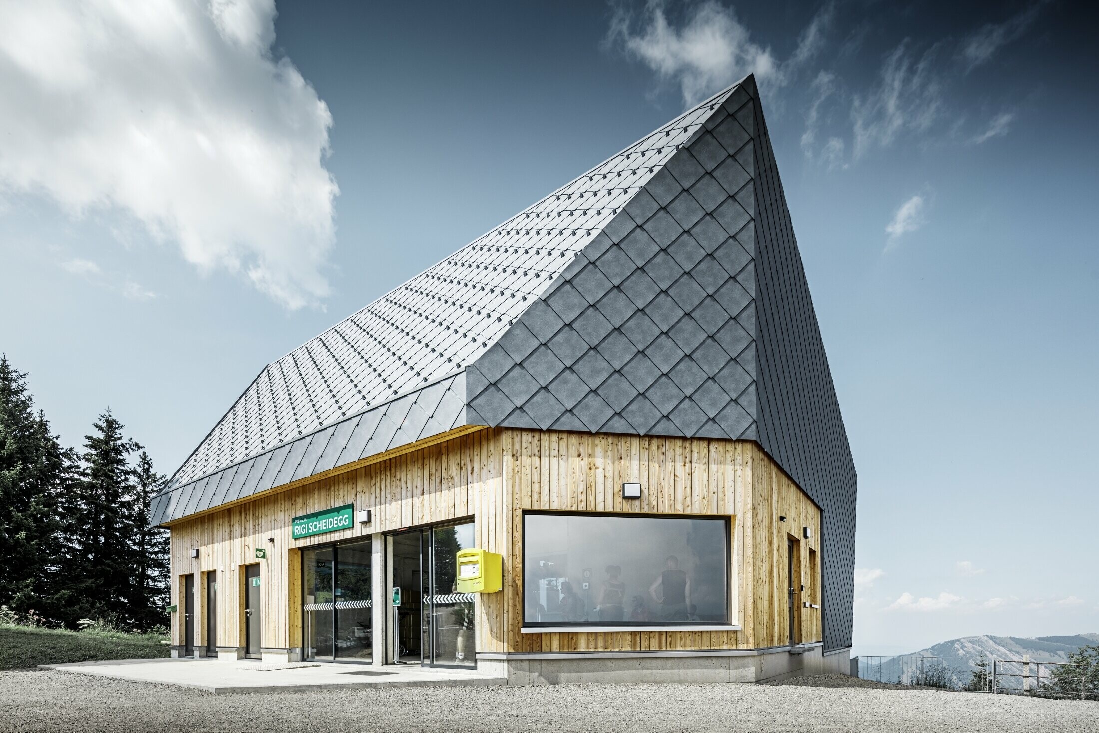 Stazione funivia Rigi Scheidegg a Goldau, Svizzera. Il tetto e una parte della facciata sono stati rivestiti con la scaglia 44 in P.10 grigio pietra.
