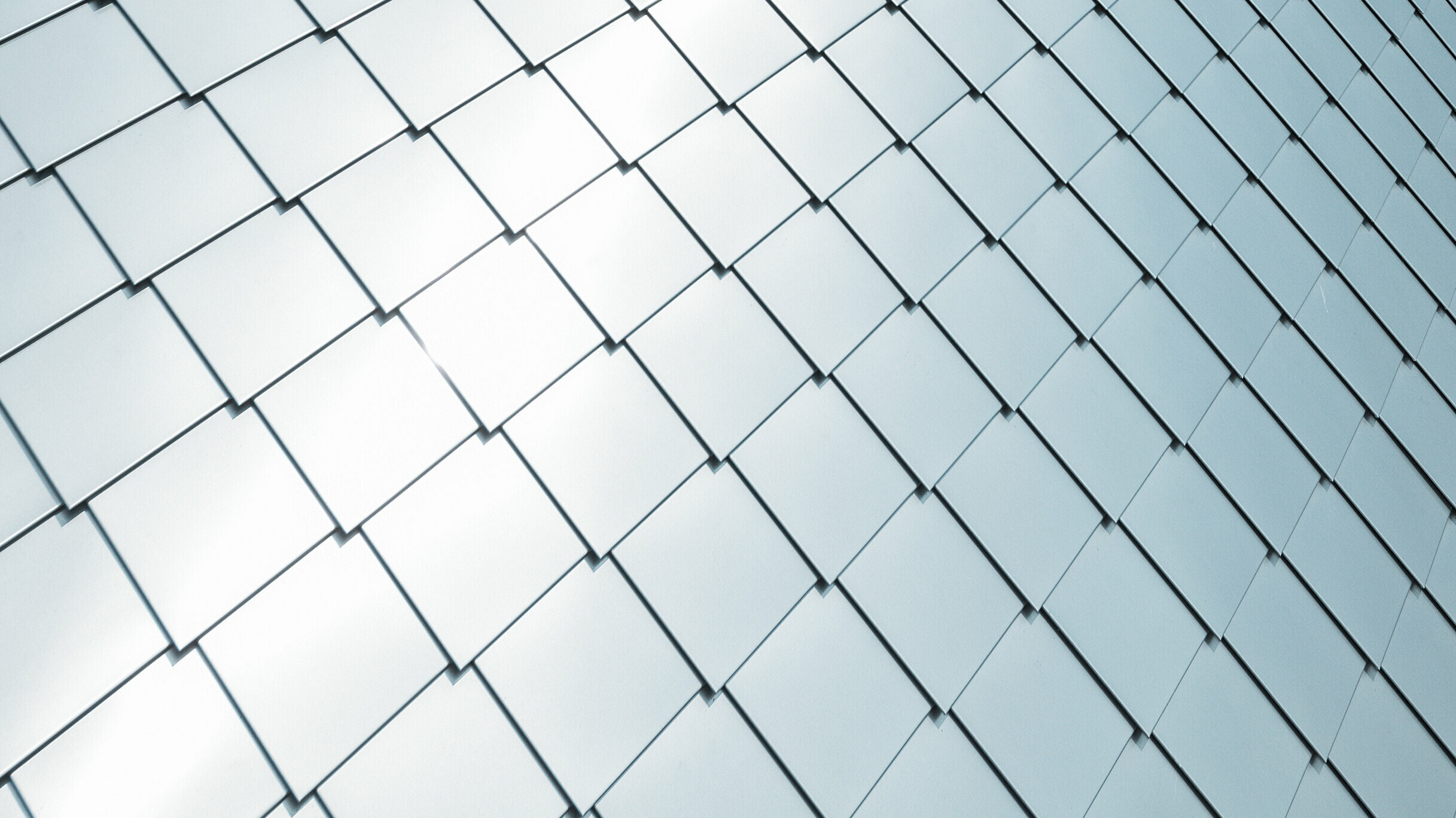 Scaglia per facciata PREFA 20 × 20 posata su superficie, vista dettagliata in alluminio naturale