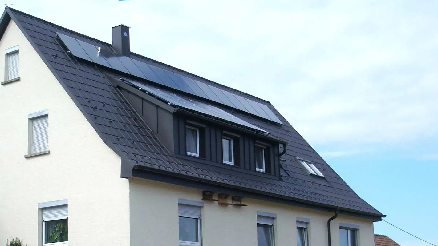 Nuovo tetto ristrutturato con tegole PREFA antracite, l’abbaino è stato rivestito con Prefalz; sul tetto è installato un impianto fotovoltaico.
