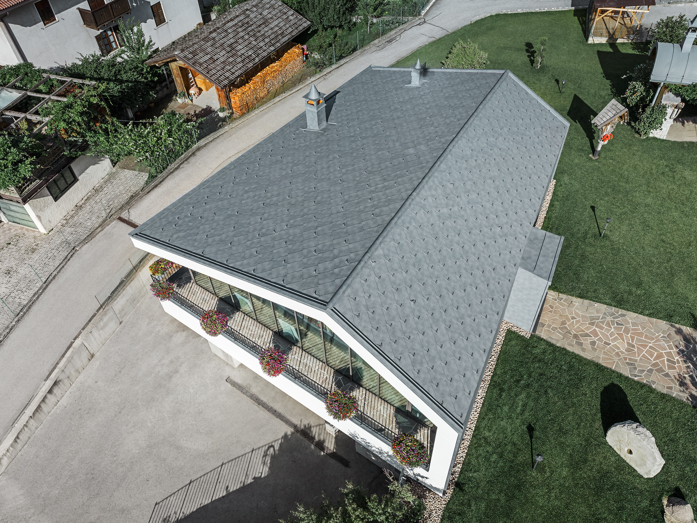 [Translate to Français:] Vogeloptik eines Schönheitssalon in Livo Italien mit Dach- und Wandraute 44x44 in Steinoptik an einem 