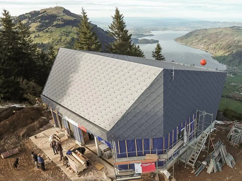 Kristalline Form der neuen Luftseilbahn Kräbel-Rigi Scheidegg mit der Raute 44 x 44 betont die Typologie der Bergwelt