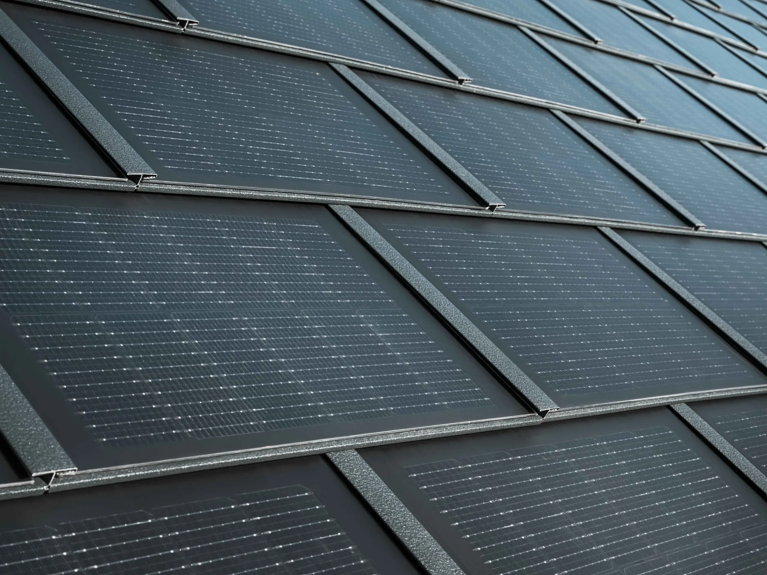 Particolare della tegola fotovoltaica PREFA posata 
