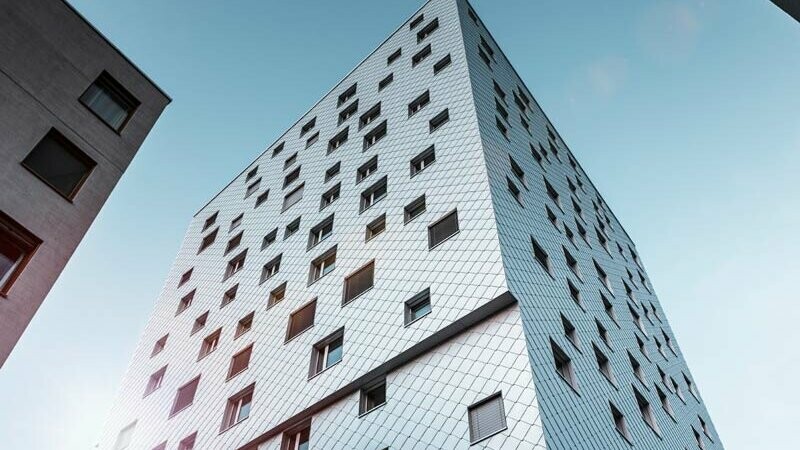 Tower Horw mit 3.100 m² Fassade, eingedeckt mit 17.000 PREFA Wandrauten in Silbermetallic 