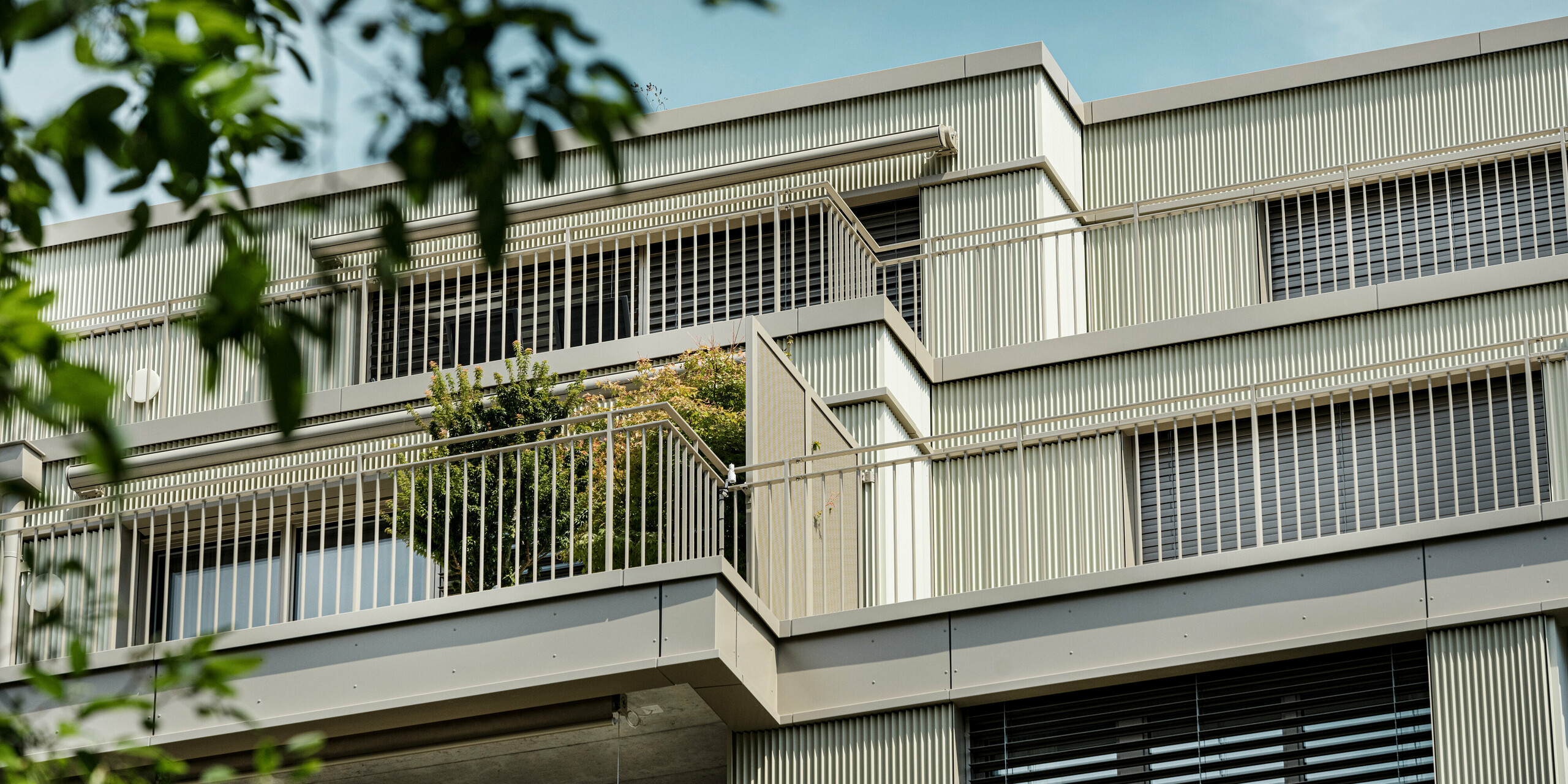 Le bâtiment résidentiel moderne "Stetterhaus" à Altstetten, Zurich, est entouré d'une façade unique - le profil dentelé PREFA dans la couleur métallique perle spéciale.